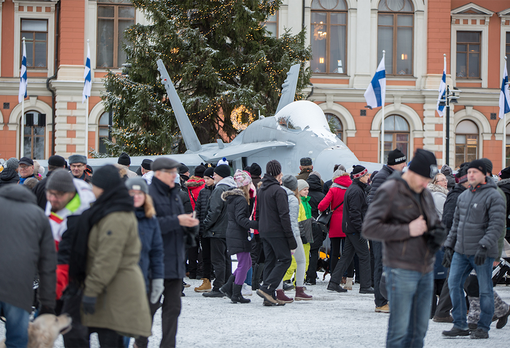 Kuopion kaupungintalon edessä komeillut Hornet kuljetettiin paikan päälle rekalla.
