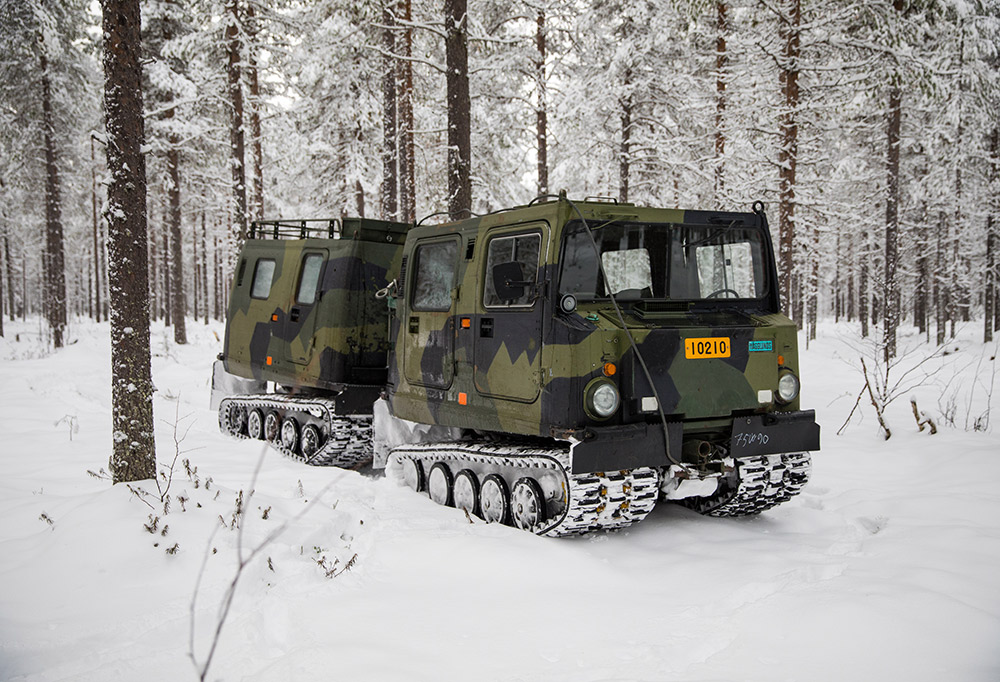 Kuvassa telakuorma-ajoneuvo lumisessa maastossa.