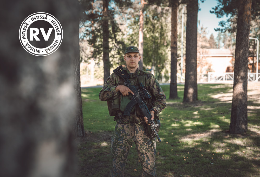 Tarkka-ampuja vaikuttaa viholliseen etäältä