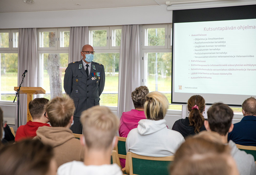 Kuvassa kutsuntalautakunnan puheenjohtaja, majuri Seppo Sarlin Utajärvellä.
