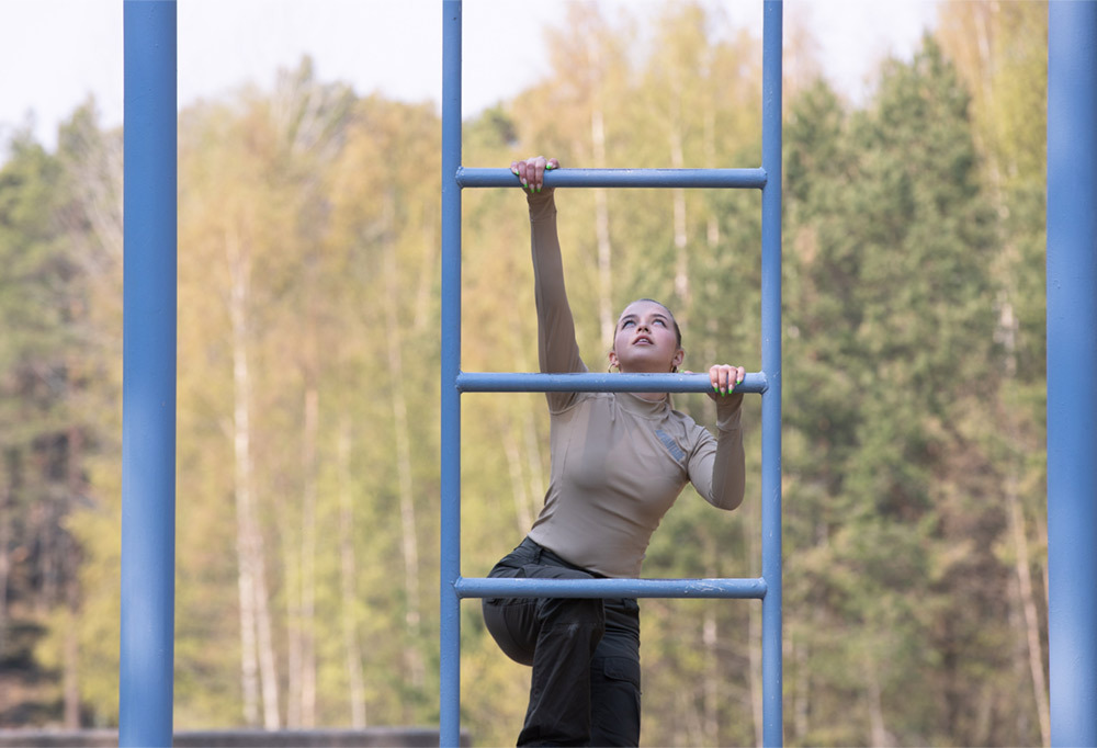 Kuvassa Joalin Loukamaa kiipeämässä tikapuita.