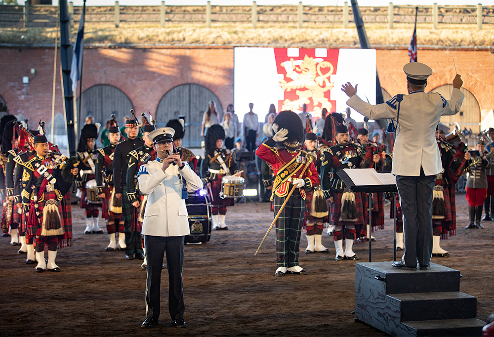 Kuvassa soittajia marssiesityksessä