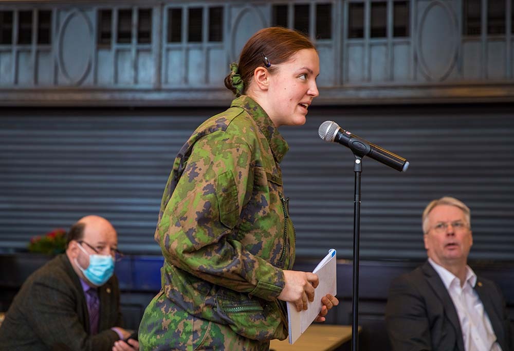 Varusmies kysymässä kyberturvallisuudesta MTS:n tiedotustilaisuudessa.