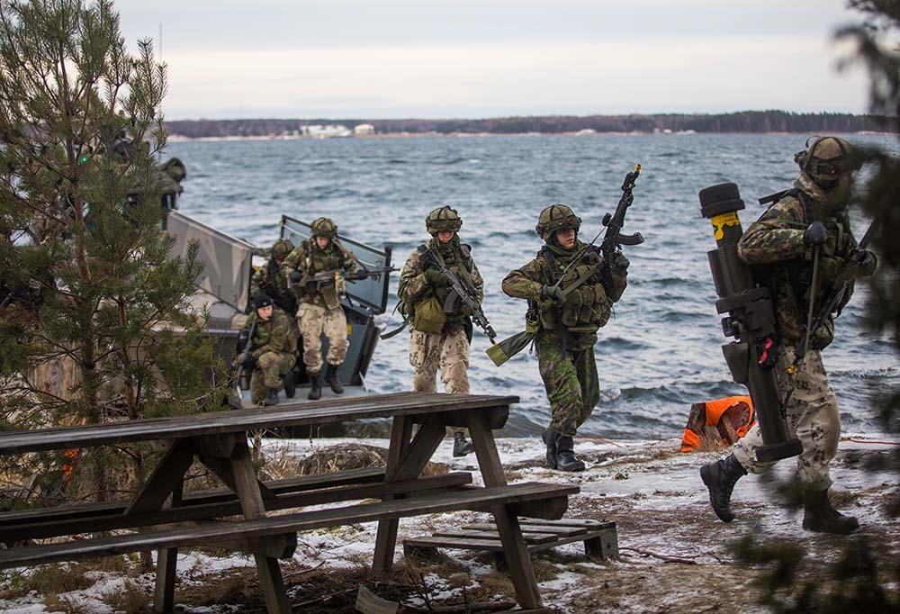 Sotilaat nousemassa aluksesta maihin Atrain 21 -sotaharjoituksessa.