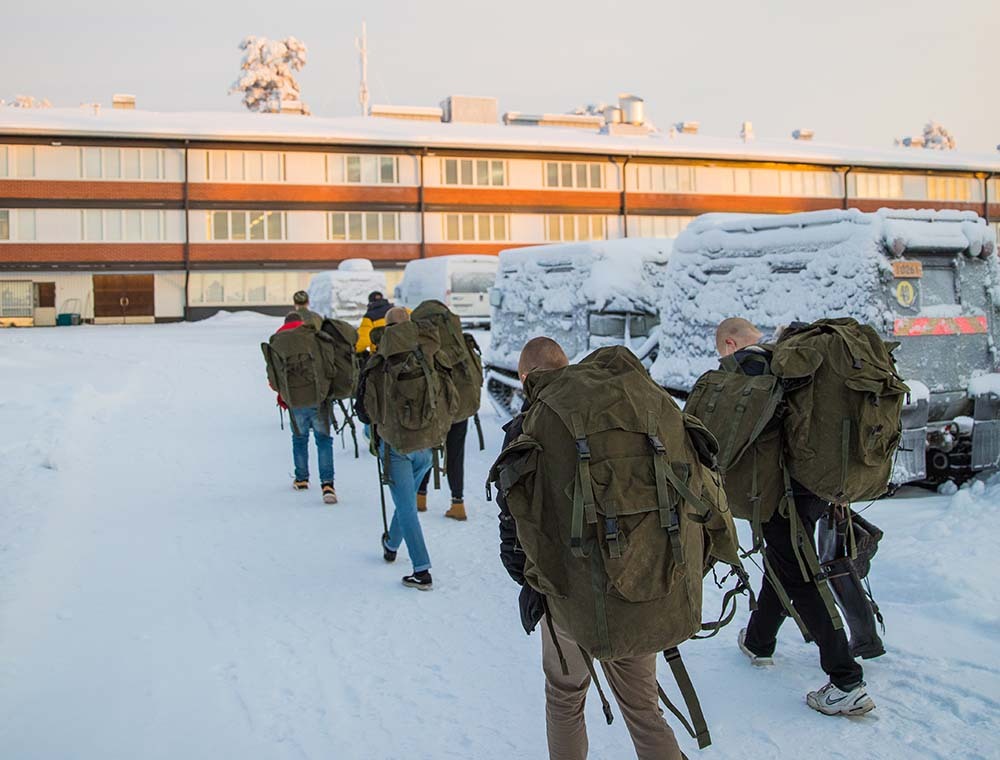Kuvassa uudet alokkaat kävelemässä alikersantin johdolla yksikköönsä.