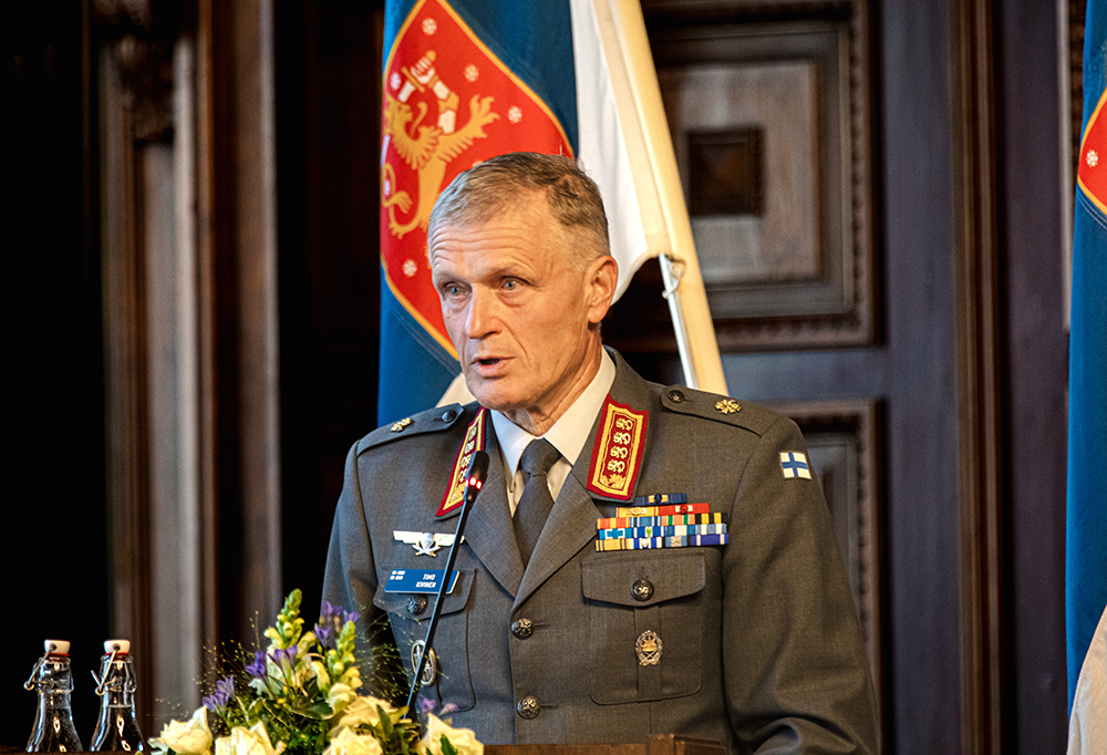 Kuvassa Puolustusvoiman komentaja, kenraali Timo Kivinen.
