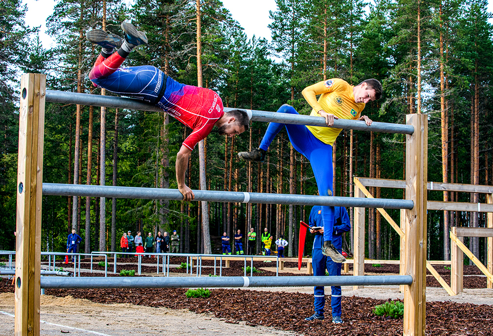 Kuvassa urheilijoita esteradalla.