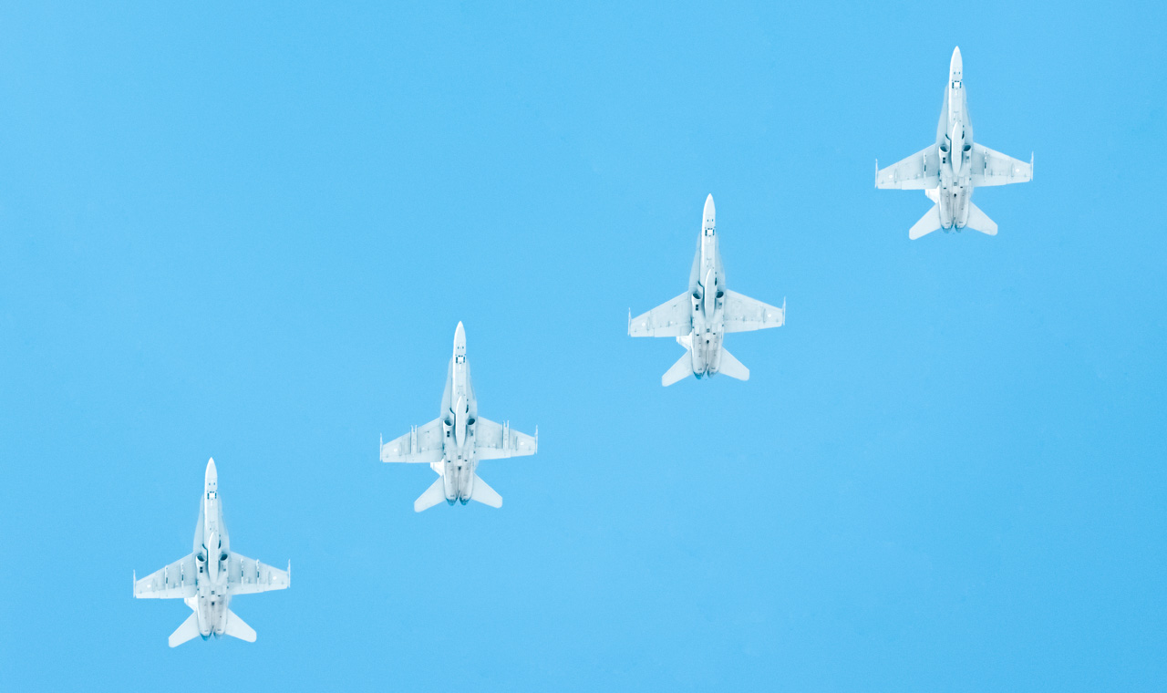 Hävittäjät muodostelmassa ilmassa