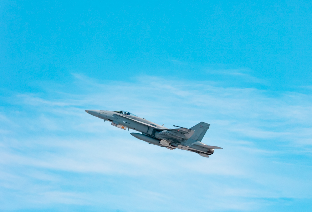 Kuvassa suomalainen F/A-18 Hornet