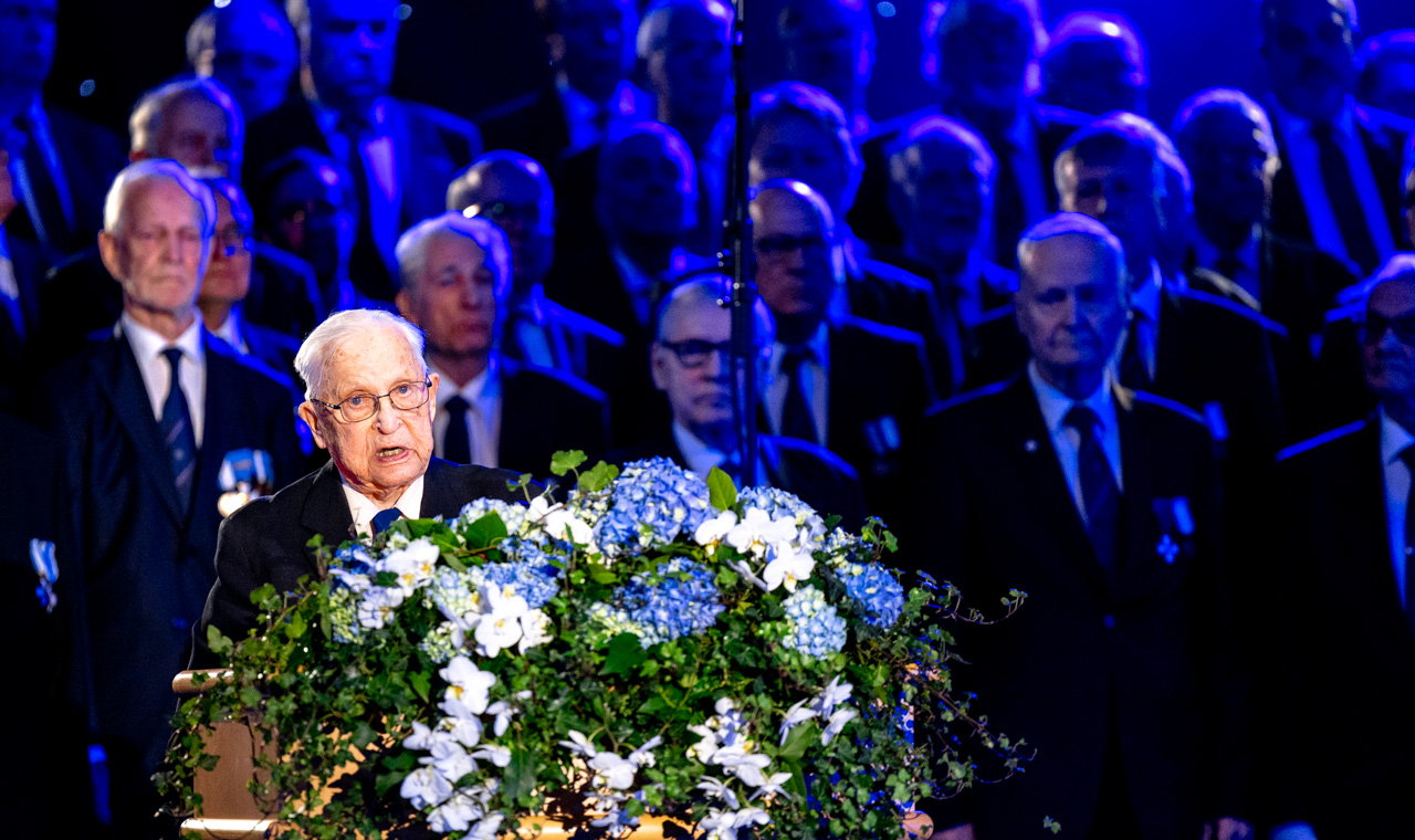 Veteraani puhumassa veteraanipäivän tilaisuudessa