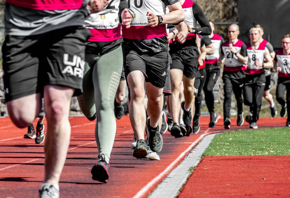 Kuvassa Maanpuolustuskorkeakoulun valintakokeen osallistujia Cooperin testissä.