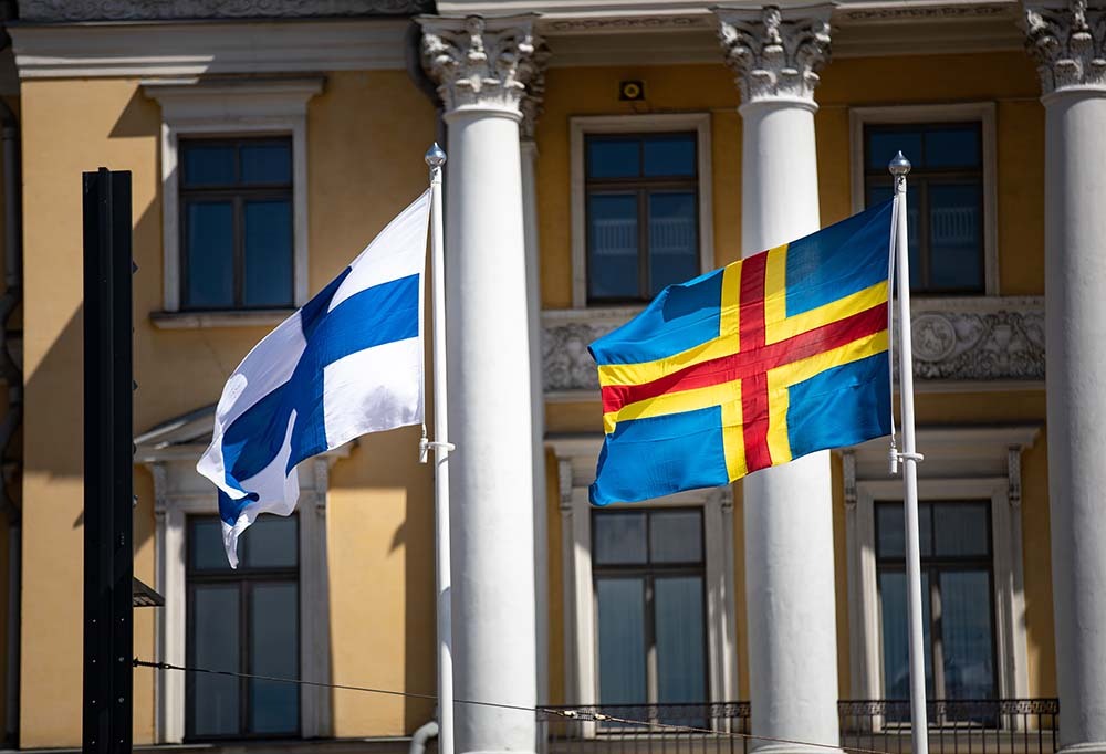 Suomen ja Ahvenanmaan liput liehuivat Senaatintorilla.