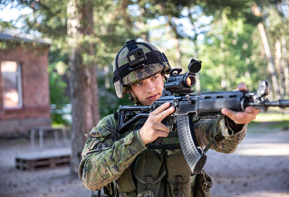 Kuvassa Combat Camera -mies.