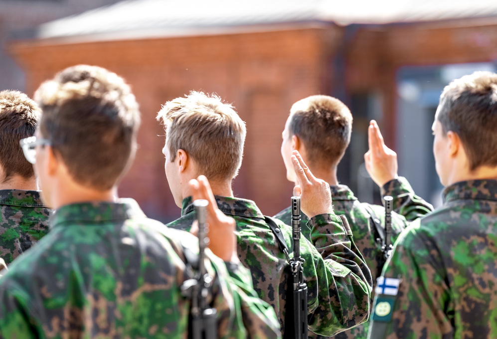 Urheilukoulun varusmiehet valantekoasennossa