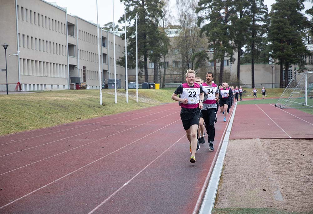 Kadettikoulun hakijat juoksutestissä.