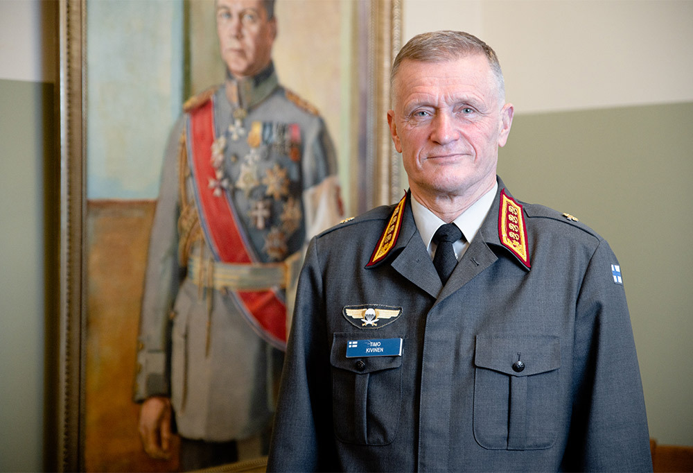 Kuvassa puolustusvoimain komentaja, kenraali Timo Kivinen.
