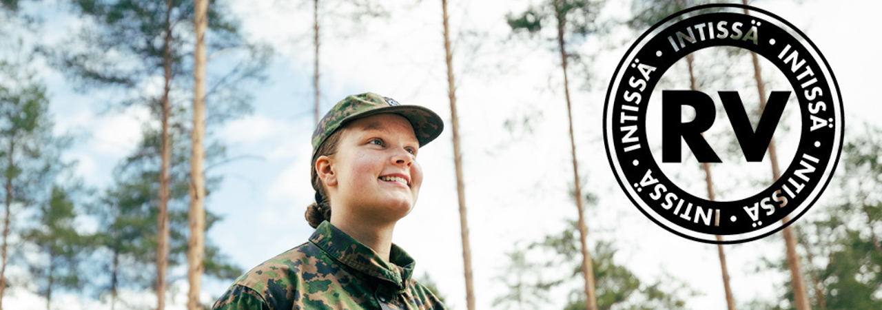 Huoltokomppanian toimivana varapäälikkönä palveleva upseerikokelas Lotta Karinen haluaa olla esimerkillinen ja reilu johtaja. Pian kotiutuva Karinen on pitänyt aurinkoisen asenteen läpi palveluksen.