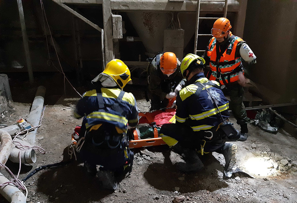 Kuvassa pelastajat harjoittelevat paarien kanssa toimintaa vaurioituneessa rakennuksessa.