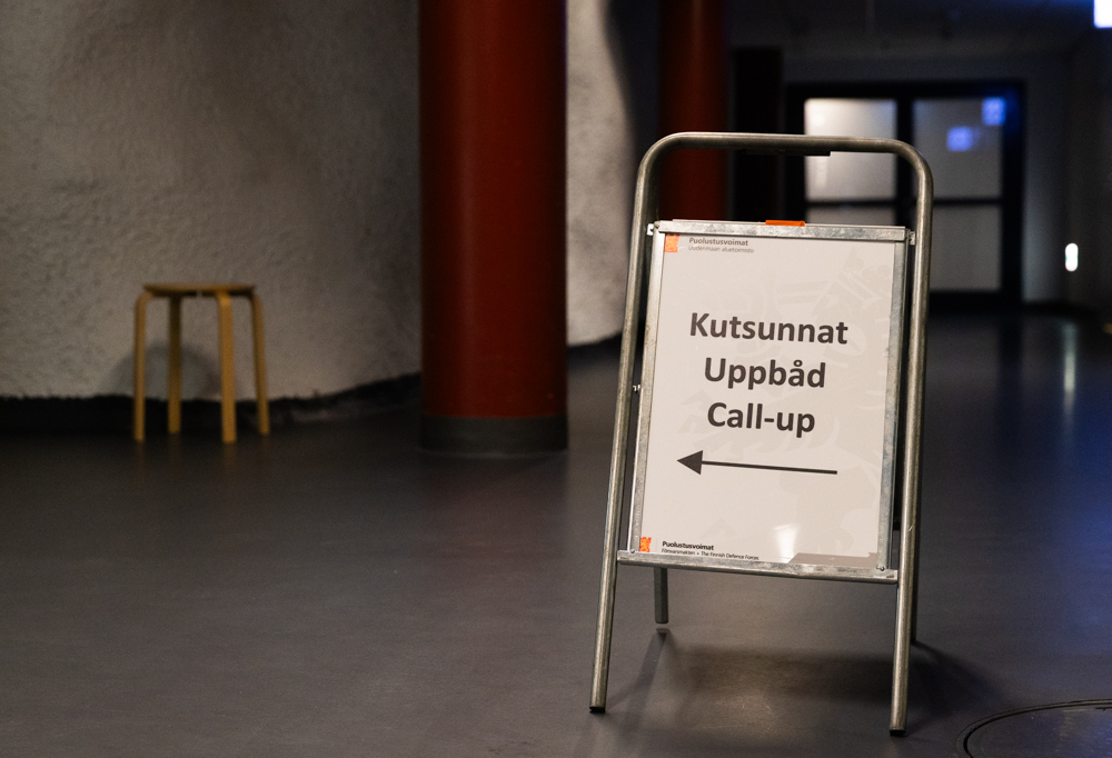 Kutsuntakyltti Espoon keskuksen kannusali.