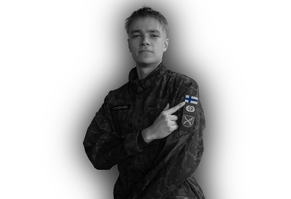 Kaartinjääkäri Kalle-Emil Ronikonmäki osoittaa hihassaan olevaa Suomen lippua.