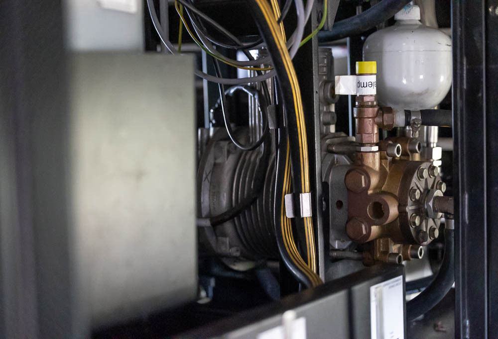 Kuvassa vedenpuhdistuslaitteen yksityiskohta.