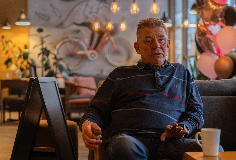 Ari Kokko istuu sohvalla ja puhuu