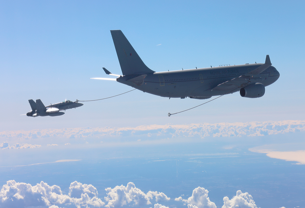 Suomalainen hävittäjälentokone tankkaa ilmassa.