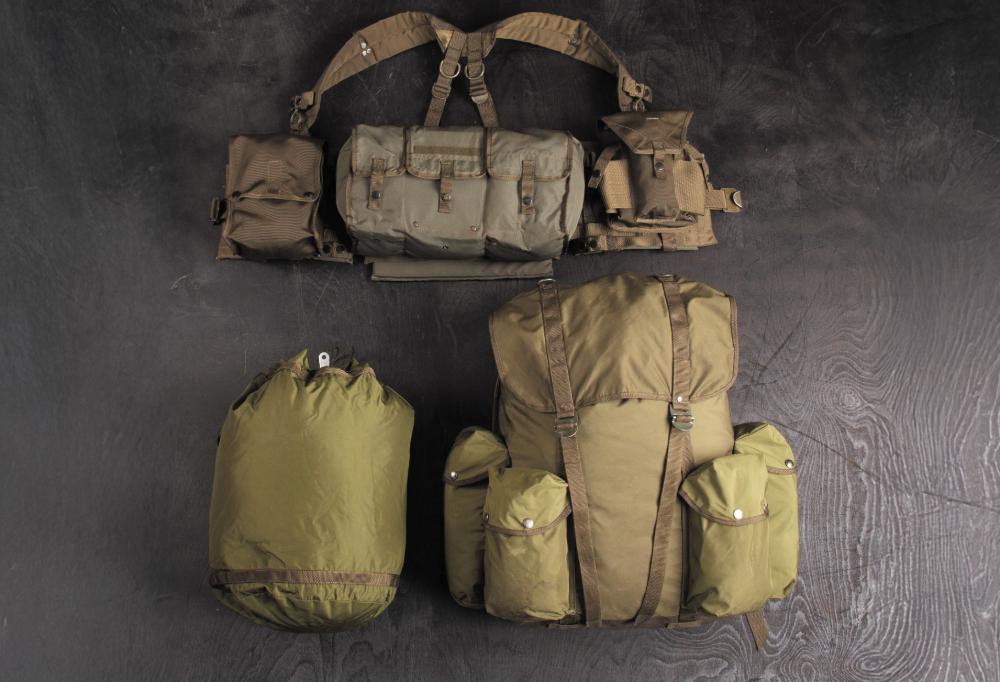 Kuvassa on aseteltuna M85 taistelujärjestelmä