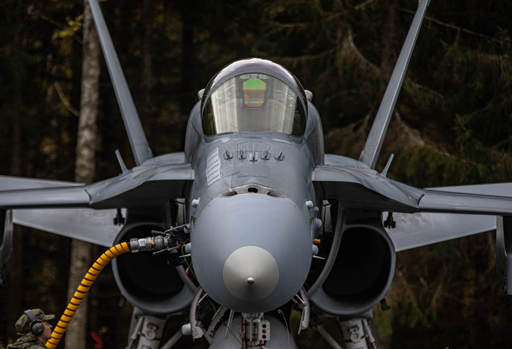 Kuvassa Hornet-hävittäjä