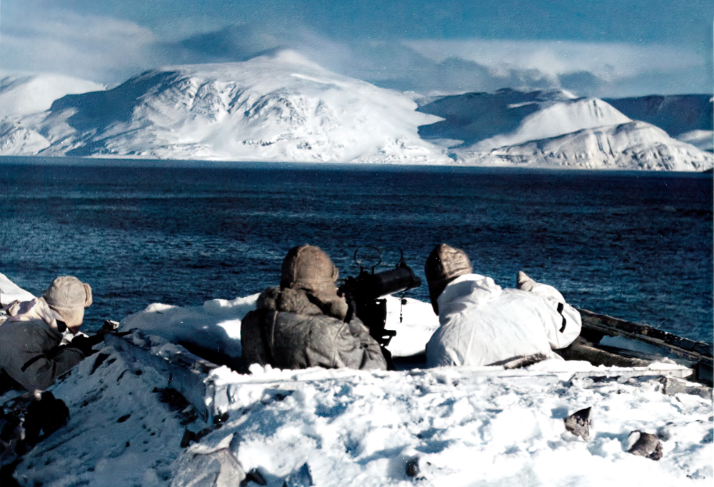 Kuvassa sotilaita arktisissa olosuhteissa.