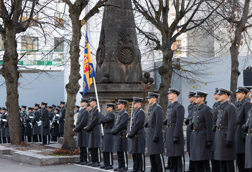 Kuvassa muistomerkki ja kunniakomppanian osasto.
