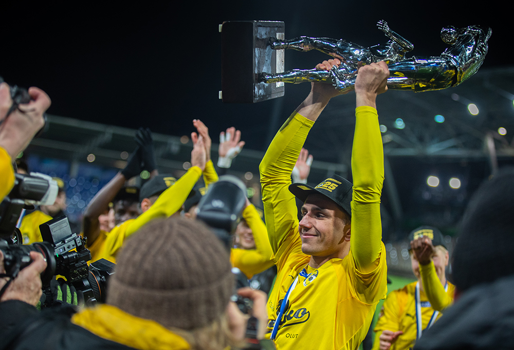 Arttu Lötjönen nostaa pokaalin ilmaan.