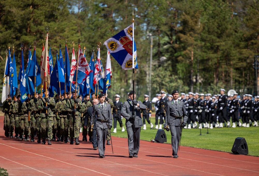 Kuvassa Lippujuhlan päivän paraatia Hangossa.