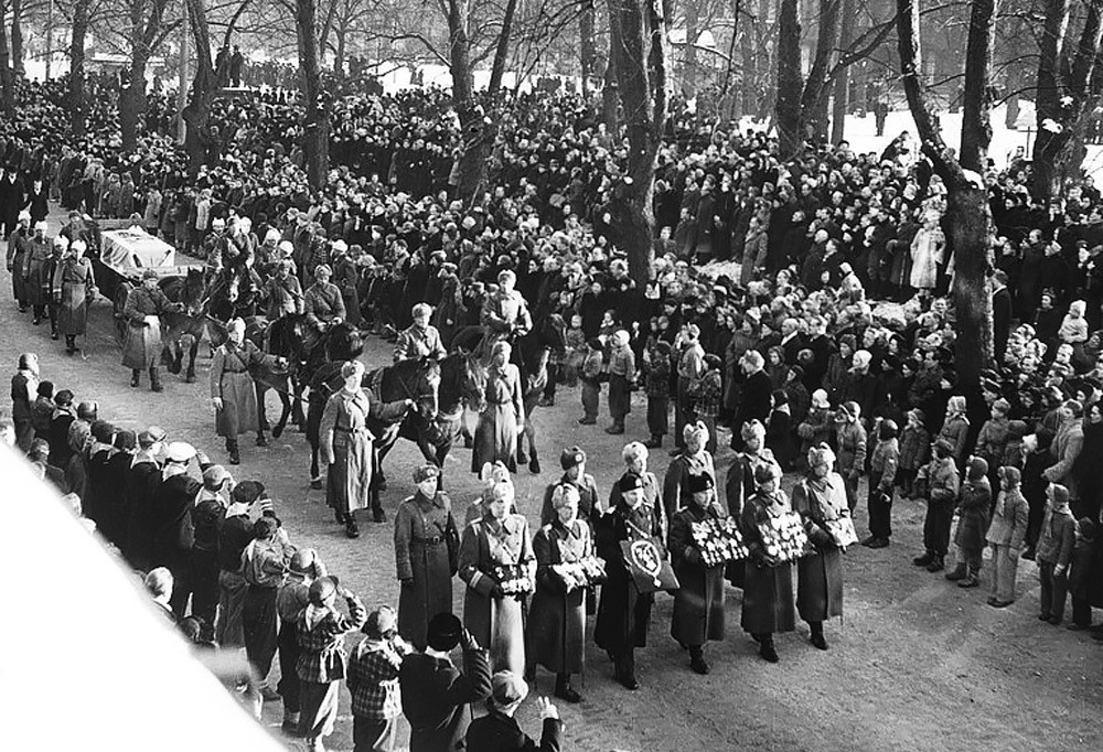 Mannerheimin hautajaiset hiljensivät tasavallan