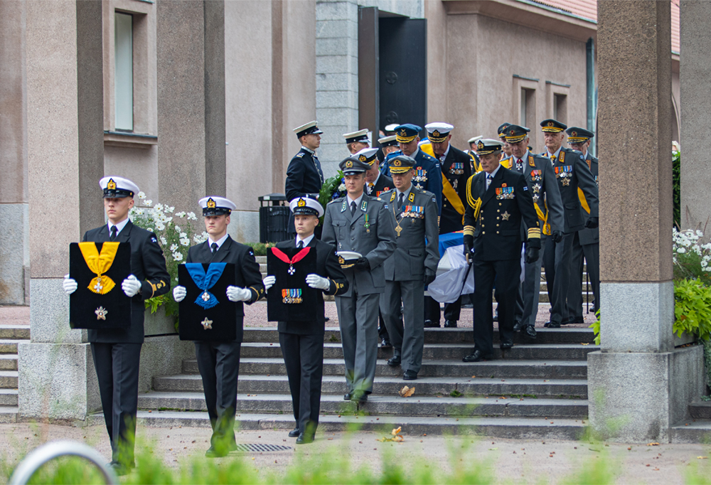 Puolustusvoimain komentajat saattoivat edeltäjänsä haudan lepoon