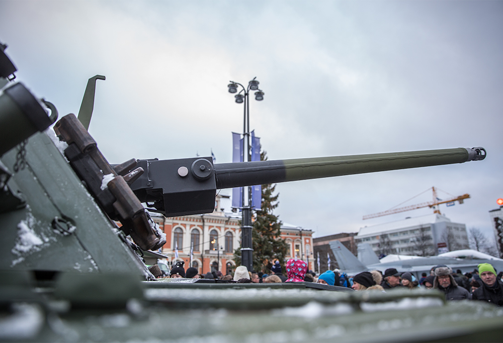 Puolustusvoimien kalustonäyttelyä saavuttiin ihastelemaan koko perheen voimin. Lapset pääsivät kurkistamaan ajoneuvojen sisälle.