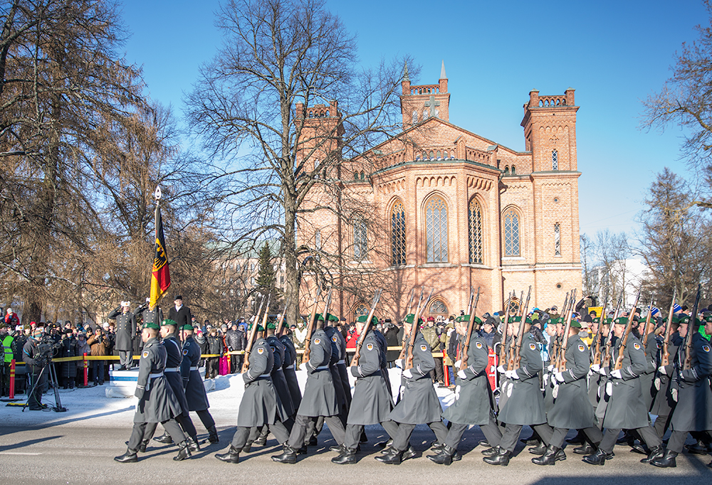 Tuhatlukuinen joukko marssi Vaasanpuistikolla jääkärien jalanjäljissä
