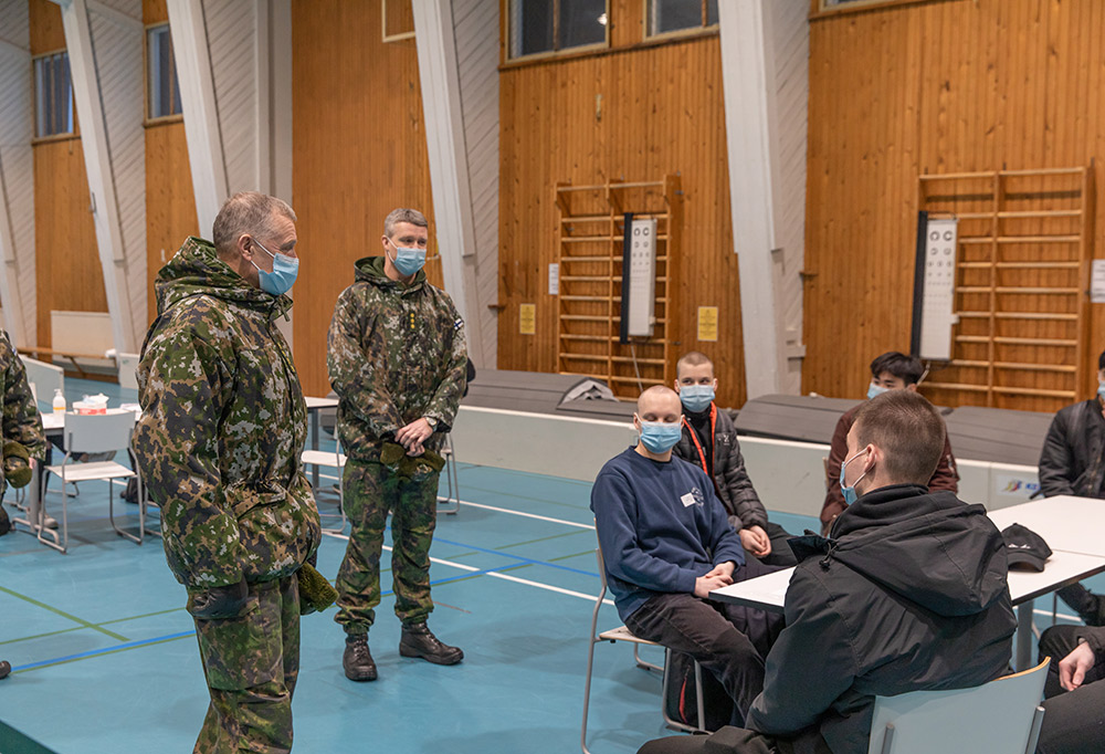 Puolustusvoimain komentaja tarkasti Kaartin jääkärirykmentin