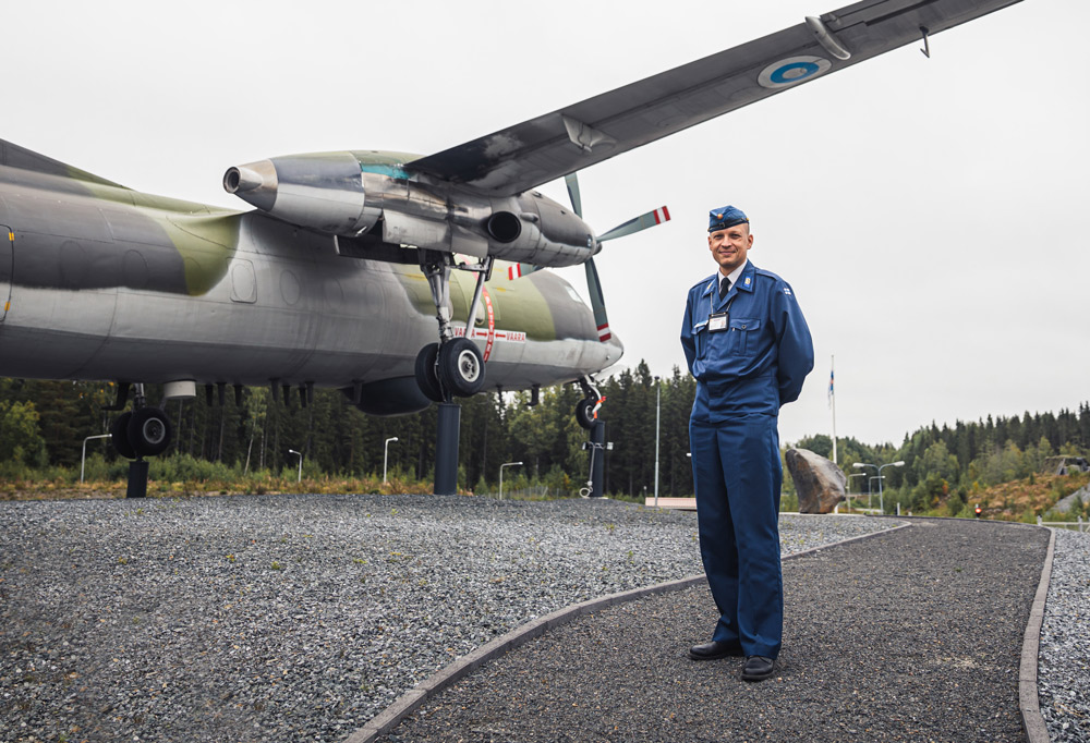 Ilmavoimien kenttärovastin työ näkyy niin maalla kuin ilmassa