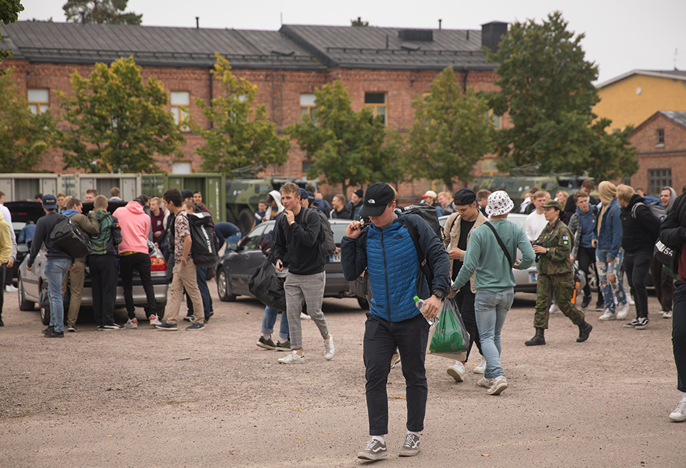 255 vuorokautta palvelleet kotiutuivat – kymmenestuhannes nainen reserviin