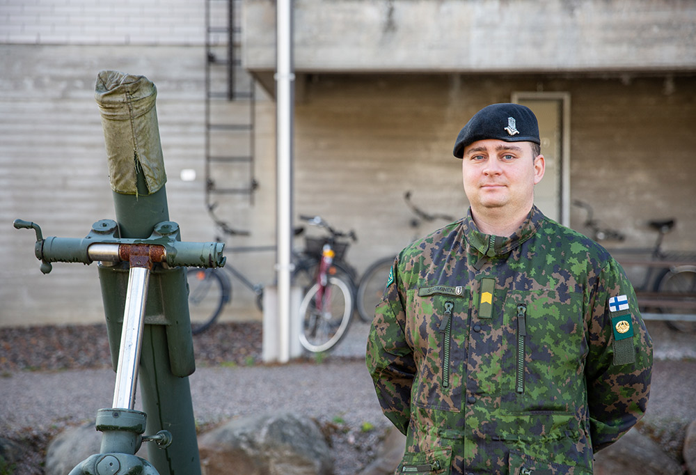 Kesätöihin jäänyt Aleksi Suominen on kiireinen mutta onnellinen vääpeli