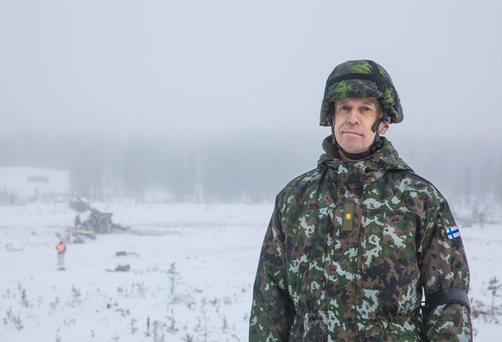 Prikaatikenraali Rami Saari poseeraa tykin edessä.