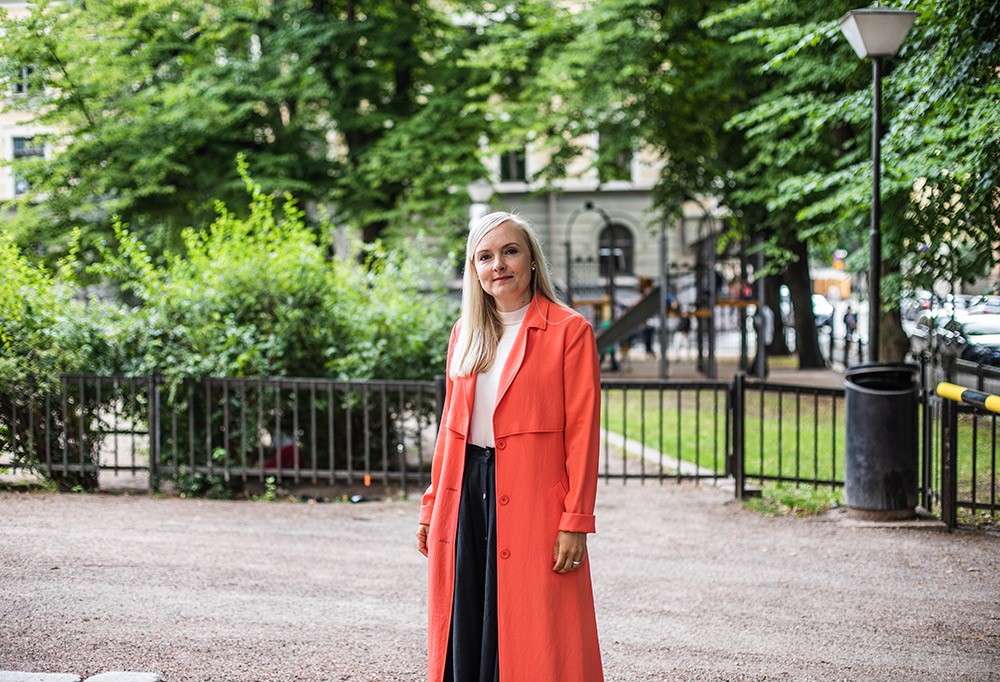 Maria Ohisalo ulkona kesäisessä puistossa.