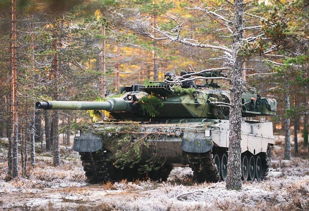 Leopard-taistelupanssarivaunu luonnossa.