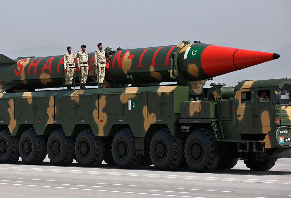 Kuvassa ydinkärkeä kuljettava suuri ajoneuvo.