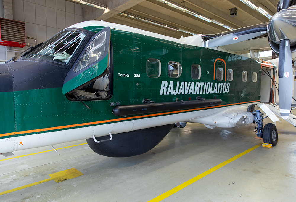 Kuvassa on vihreä Rajavartiolaitoksen kone.