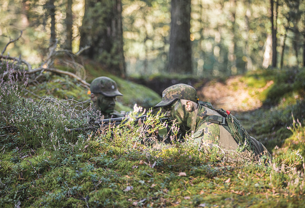 Kuva sotilaasta taisteluharjoituksessa.