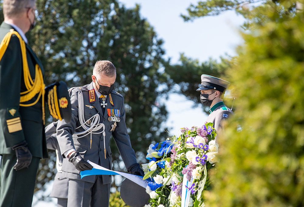 Puolustusvoimain komentaja Timo Kivinen laskemassa seppelettä.