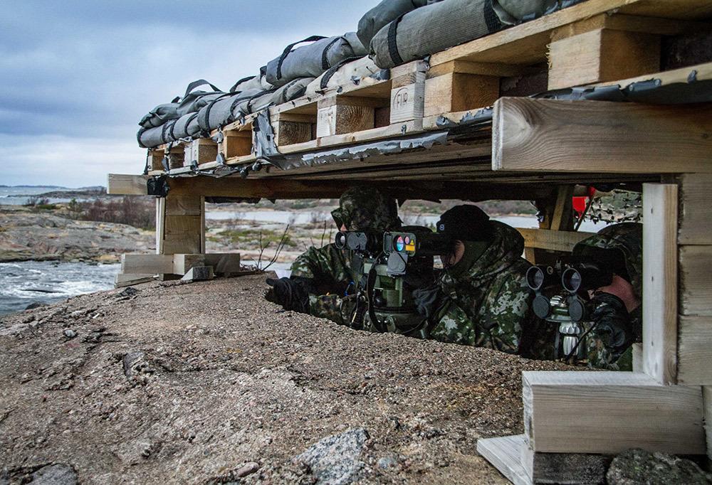 Rannikkojääkäreitä tähystämässä merelle.