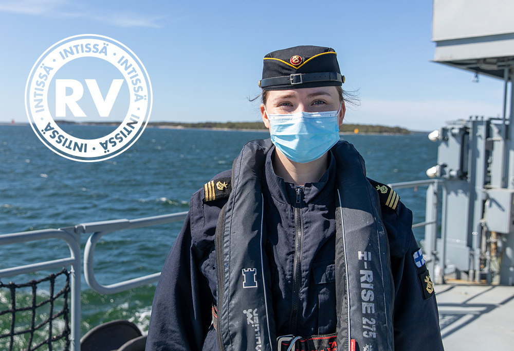 Kadetti seisomassa laivan kannella.